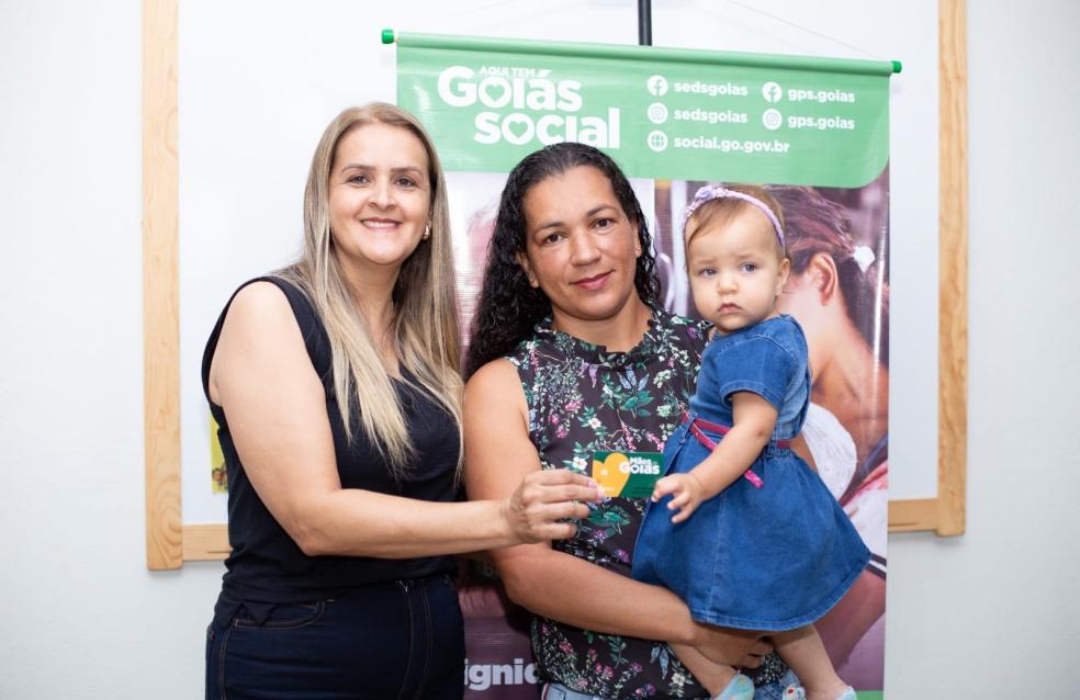 PREFEITURA DE OUVIDOR REALIZA ENTREGA DOS CARTÕES MÃES DE GOIÁS.