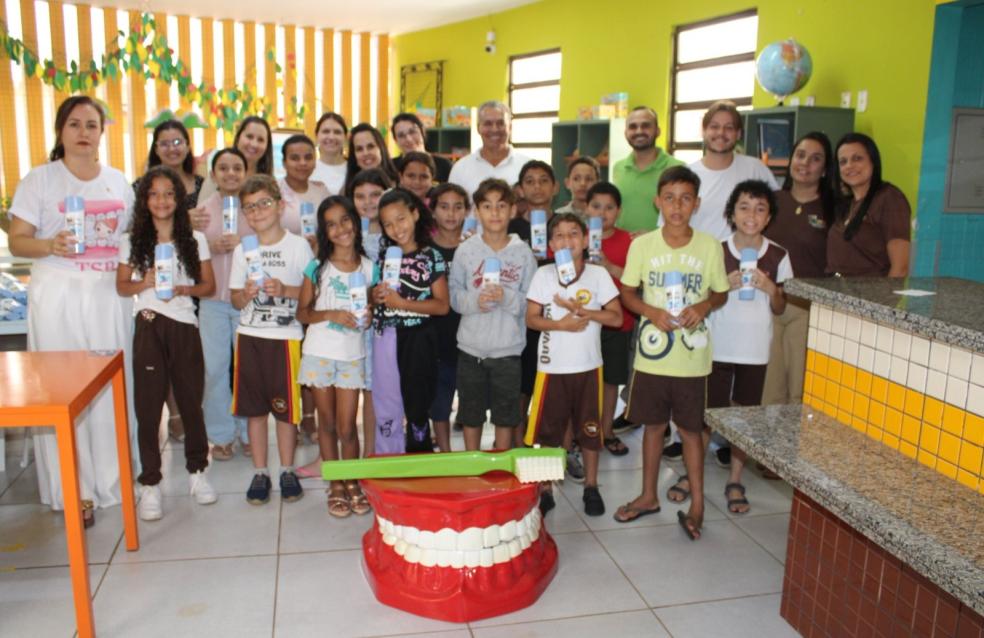 Prefeitura de Ouvidor reforça saúde nas escolas com entrega de kits de higiene bucal