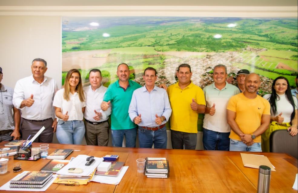 Autoridades de Ouvidor discutem melhorias na energia pública e recursos para programas municipais em reunião com senador e deputado