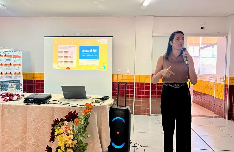 Hoje, dia 8 de março, a Secretaria de Educação, em parceria com a Escola Municipal Professora Ediene da Silva Dias, promoveu uma importante formação continuada para todos os profissionais desta instituição.