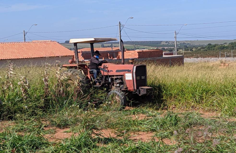 PREFEITURA REALIZA ATIVIDADE DE ROÇAGEM DO MATO EM LOTES VAZIOS EM OUVIDOR.