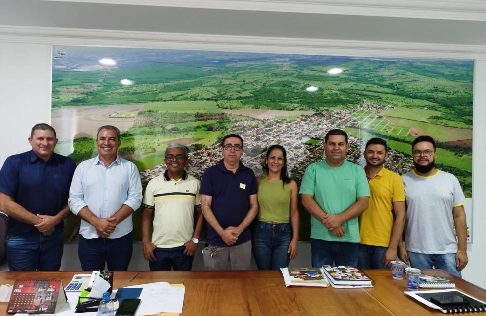 Prefeito Cebinha Nascimento recebe em seu gabinete visita do Padre.