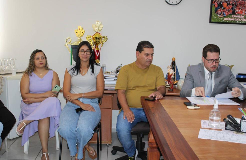 Prefeito realiza reunião de alinhamento com coordenadores e secretários municipais.