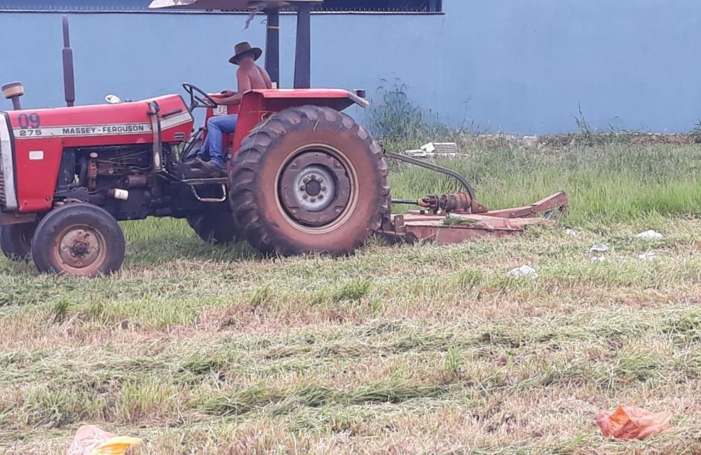 PREFEITURA REALIZA ATIVIDADE DE ROÇAGEM DO MATO EM LOTES VAZIOS EM OUVIDOR.