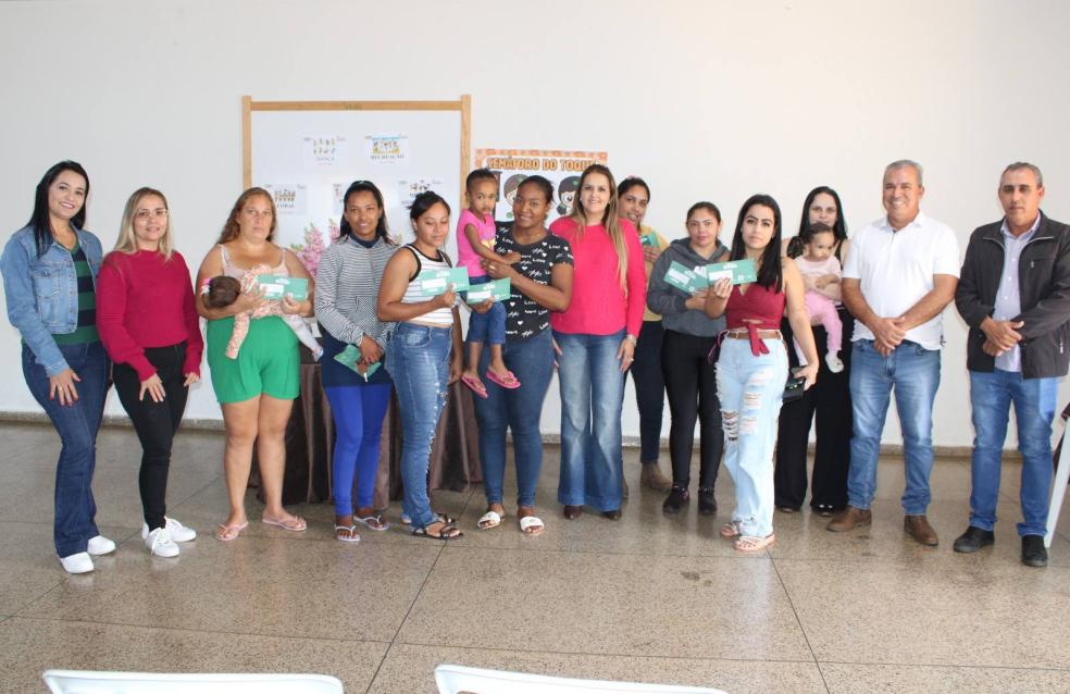PREFEITURA DE OUVIDOR REALIZA ENTREGA DOS CARTÕES MÃES DE GOIÁS.